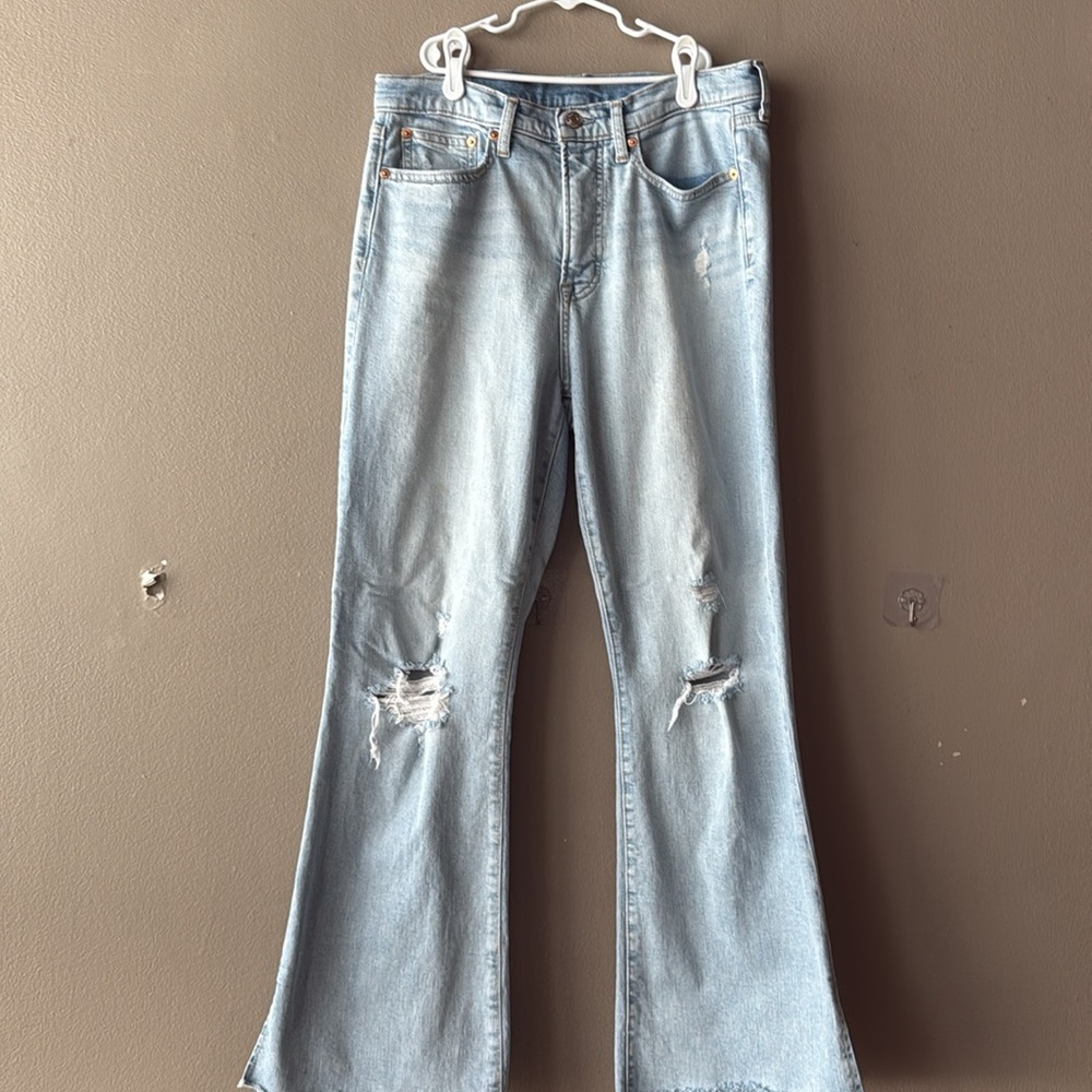 High Rise Split-Hem '70s Flare Jeans || GAP - Picture 3 of 9